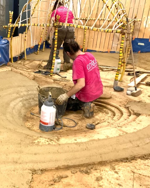 Réalisation du sol en terre crue en relief de la Cité des bébés à Paris par amàco - © amàco