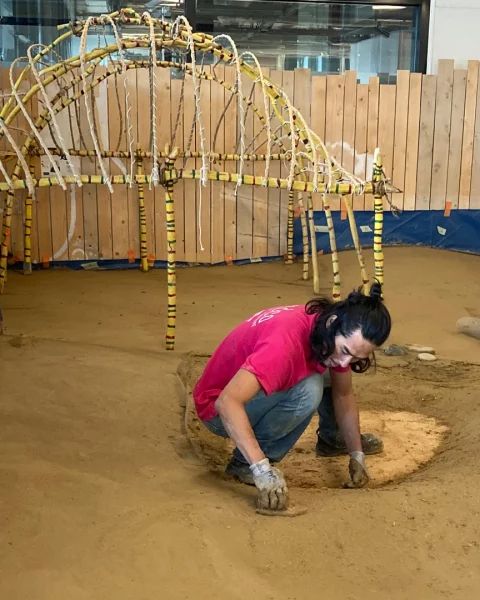Réalisation du sol en terre crue en relief de la Cité des bébés à Paris par amàco - © amàco