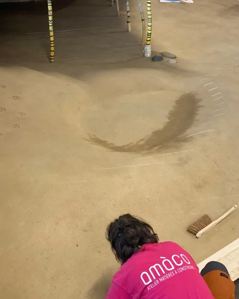 Le sol en terre crue en relief de la Cité des bébés à Paris - © amàco