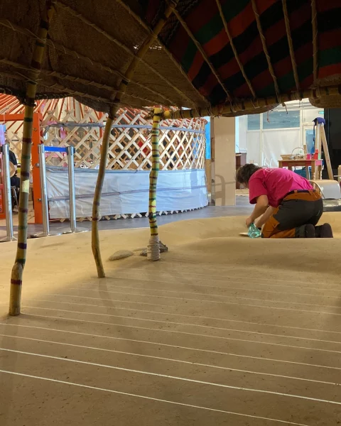 Application d'une couche de protection du sol en terre crue de la Cité des bébés à Paris - © amàco