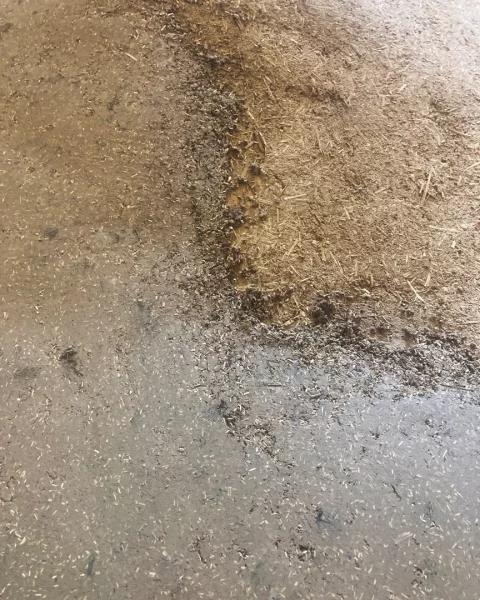 Application de l'enduit de finition du sol en terre crue et en relief de la Cité des bébés à Paris - © amàco