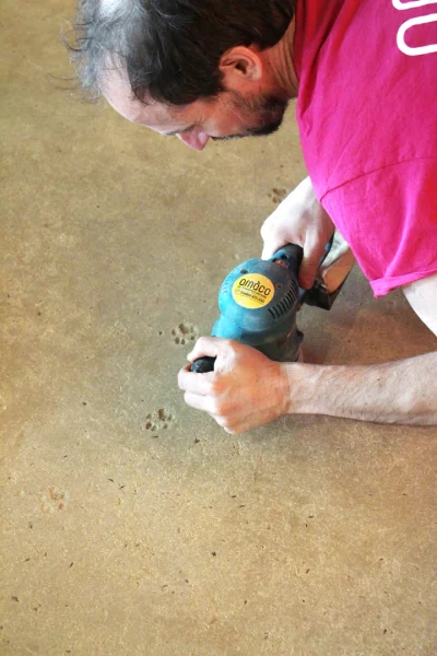 Finition du sol en terre crue de la Cité des bébés à Paris - © amàco