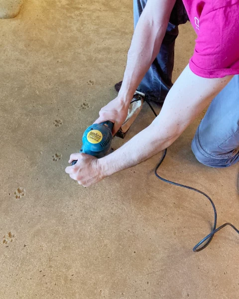 Finition du sol en terre crue de la Cité des bébés à Paris - © amàco