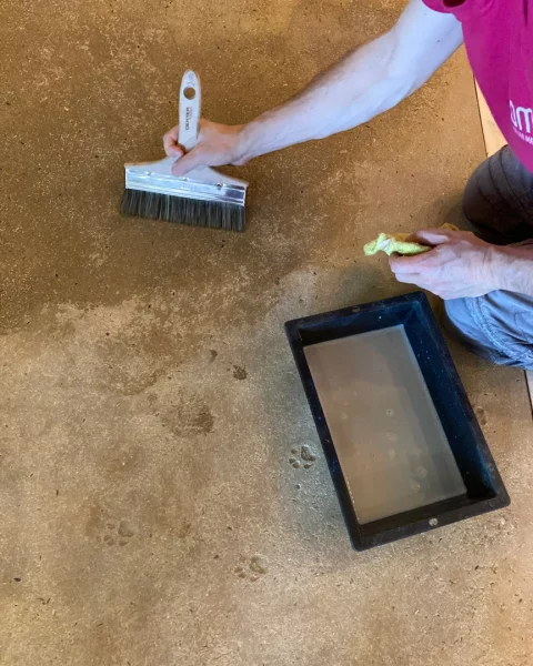 Application d'une couche de protection du sol en terre crue de la Cité des bébés à Paris - © amàco