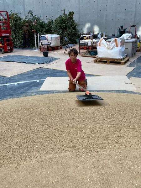 Mound est réalisée par amàco avec une terre argilo-sableuse de couleur ocre, façonnée à sec grâce à un guide rotatif et délicatement pressée en surface