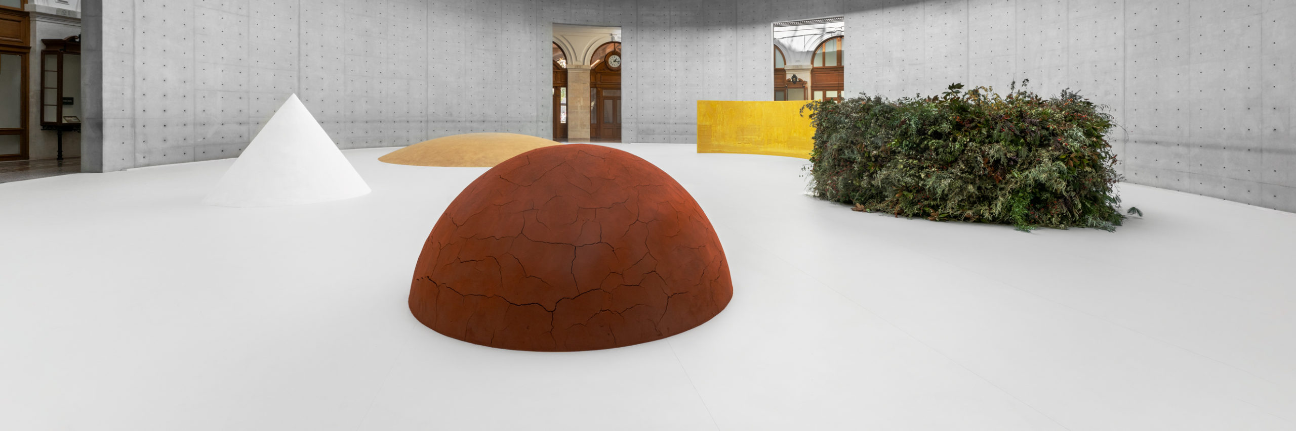 MOUND & MOTHER MOUND // Deux œuvres en terre crue dans la rotonde de la Bourse de Commerce