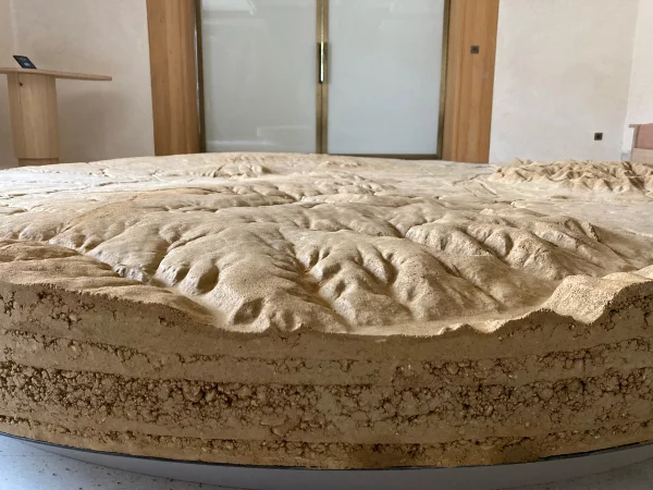 Vue de profil de la maquette en terre crue circulaire réalisée par amàco - crédit amàco