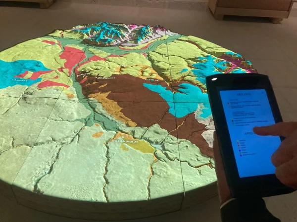 Projection sur maquette en terre crue de la géologie du domaine du Château d'Yquem, maquette réalisée par amàco - crédit amàco