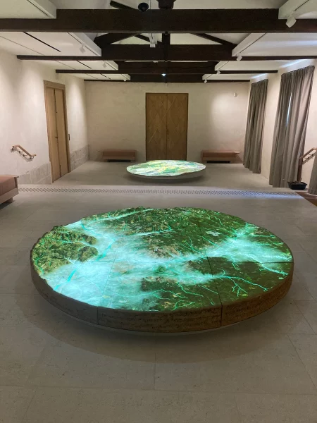 Projection sur maquette en terre crue de l'ensoleillement du domaine du Château d'Yquem, maquette réalisée par amàco - crédit amàco