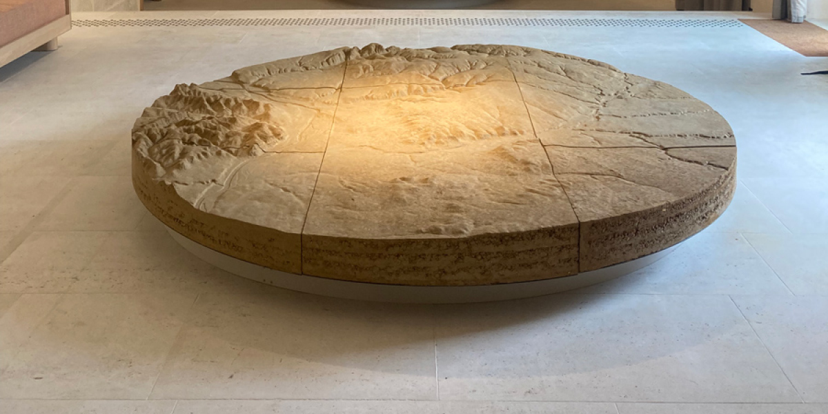 CHÂTEAU D’YQUEM //  Une maquette en terre crue du domaine viticole