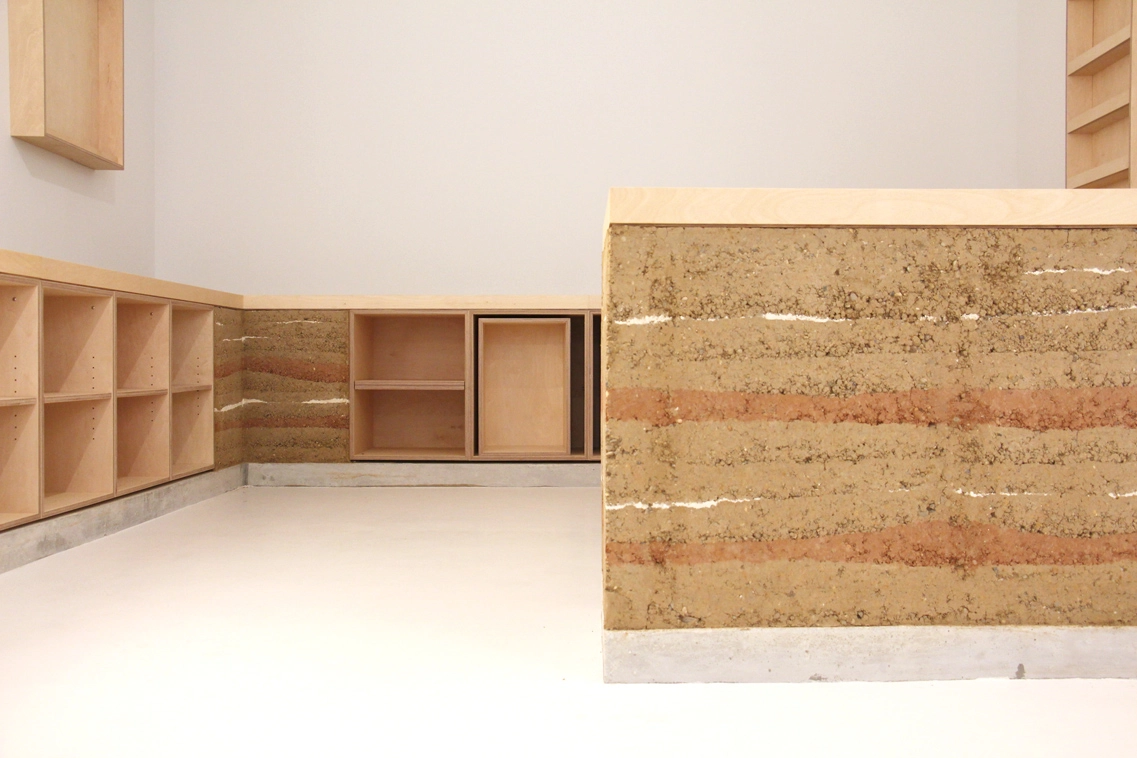 MUSÉE BONNO // Mobiliers d’accueil terre & bois et sol d’exposition en pisé