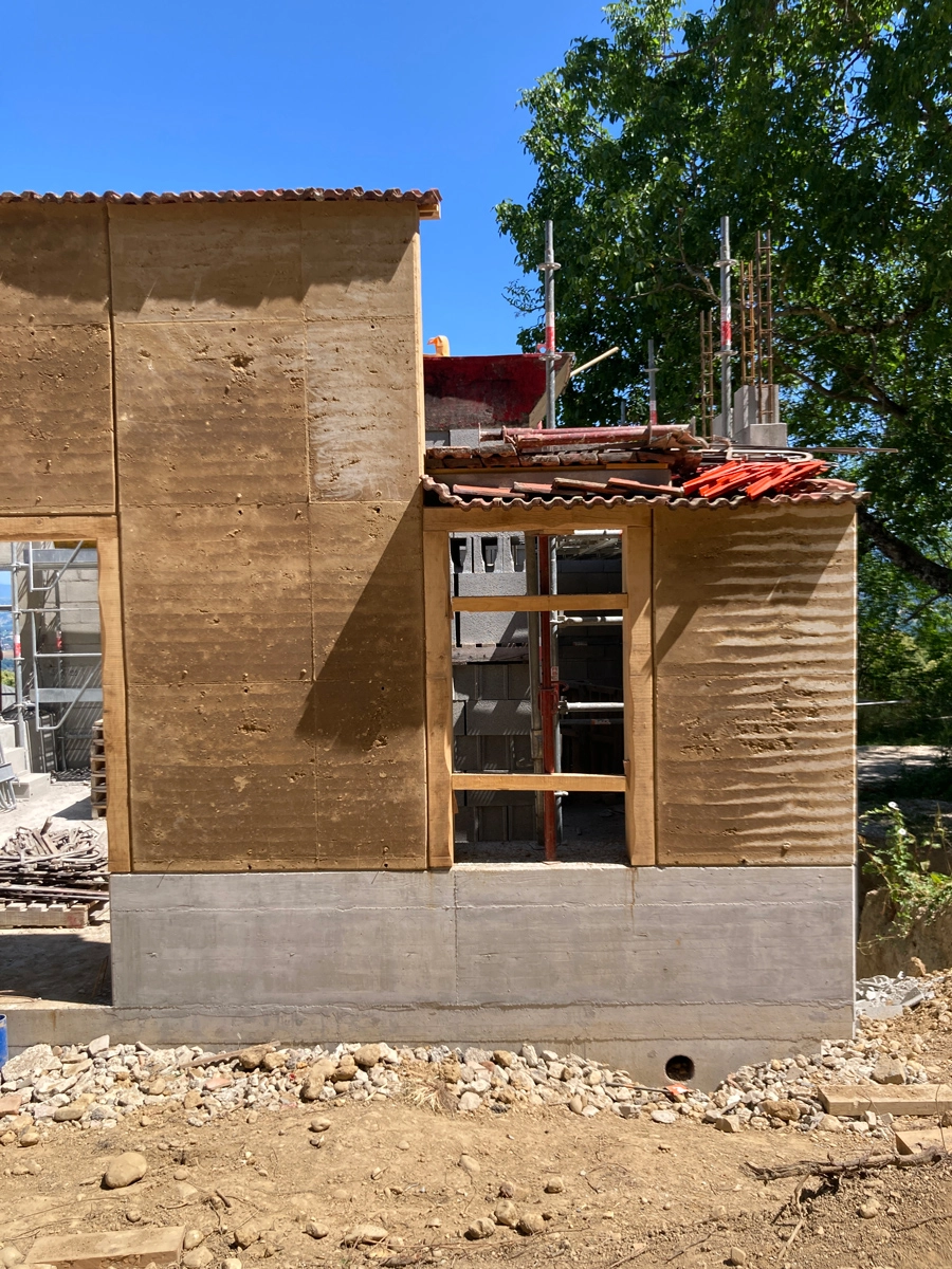 Reconstruction d’une maison en pisé à Saint-Martin-de-Vaulserre (38)