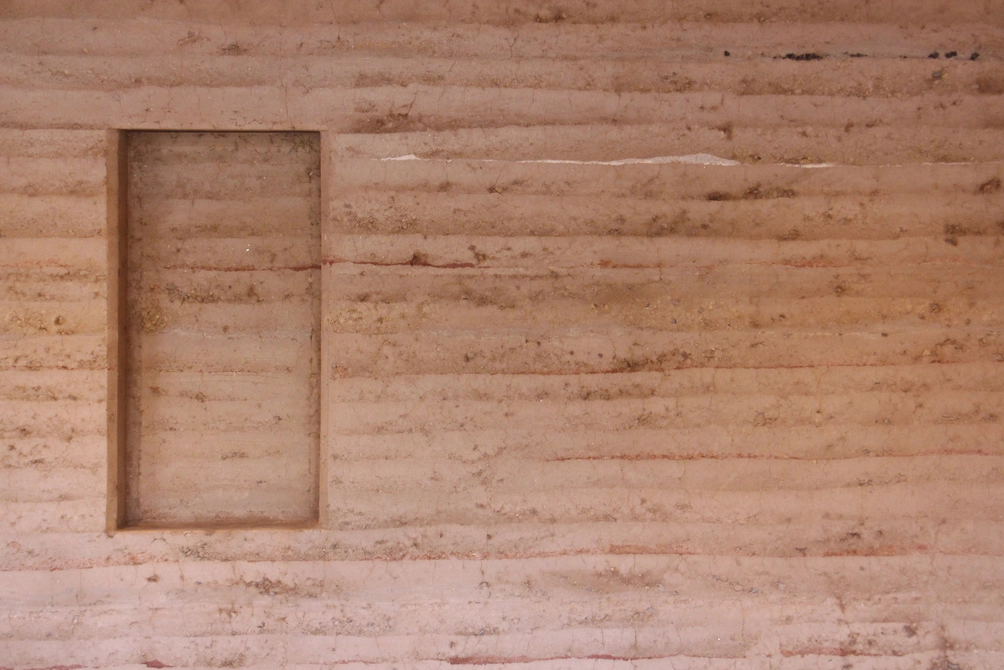 SAINT-CÉRÉ // Un mur porteur en pisé au cœur d’une maison bois-terre-paille