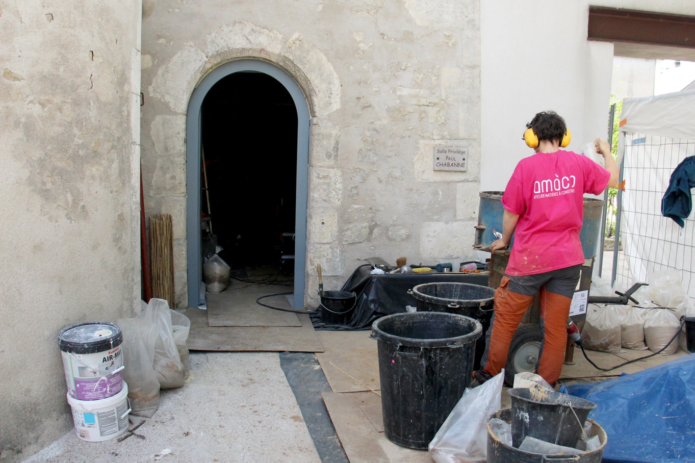 Réalisation des enduits en terre crue pour le nouveau centre d’interprétation de la Tour du Pouilly Fumé, mise en oeuvre par amàco